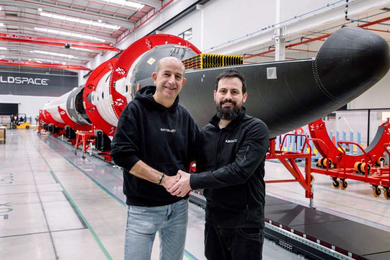 Miembros de PLD Space y de Sateliot tras el acuerdo, en una imagen facilitada a EFE.
