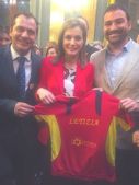 Jesús González, a la derecha, junto a la Reina Letizia. //PAIPORTA