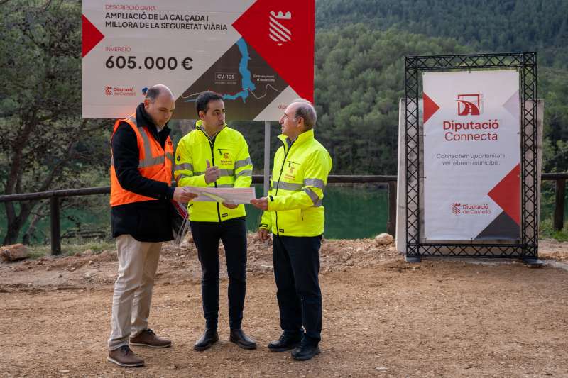 El vicepresidente y responsable del área de Infraestructuras, Héctor Folgado, visita las obras en la CV-105 entre La Sénia y Torremiró. / EPDA