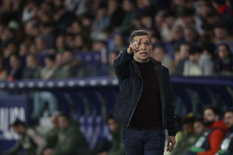 El técnico portugués del Levante, Luis Castro, durante el encuentro correspondiente a la jornada 16 de Laliga EA Sports que Levante y Villarreal disputaron en el estadio Ciutat de Valencia. EFE / Manuel Bruque.