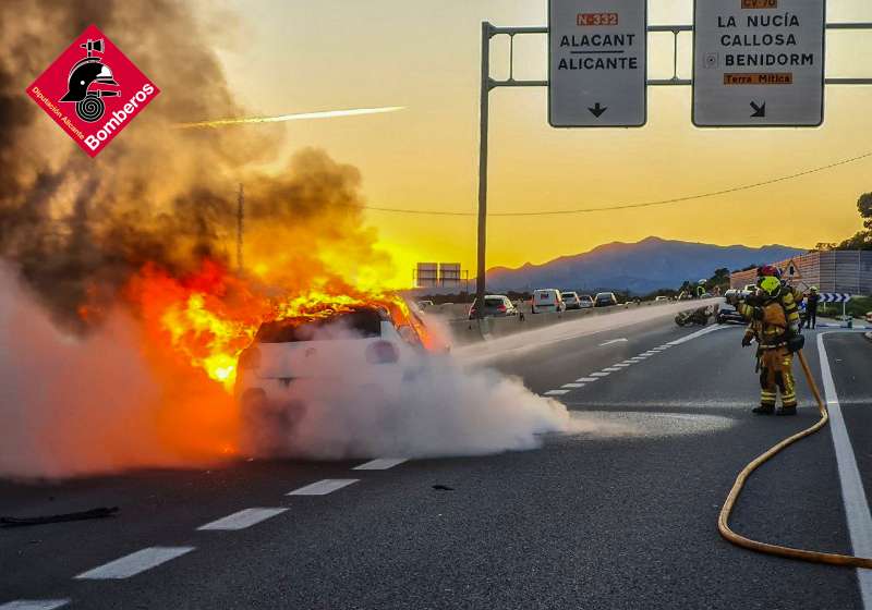 Imagen de la actuación de los Bomberos para sofocar las llamas del vehículo implicado. / EPDA