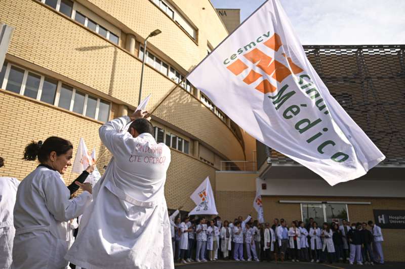 En la imagen médicos del hospital General de Castellón en huelga. EFE/Andreu Esteban
