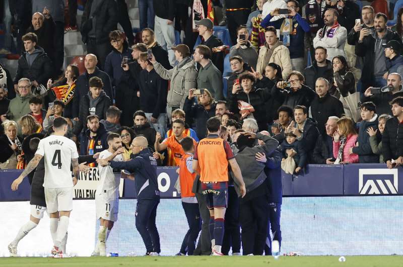 El defensa del Valencia Eray Cömert ha cogido el banderín de córner  EFE/Archivo