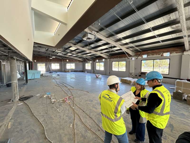 El edificio, de casi 900 metros cuadrados tiene la finalidad de atraer nuevas inversiones a Almussafes,