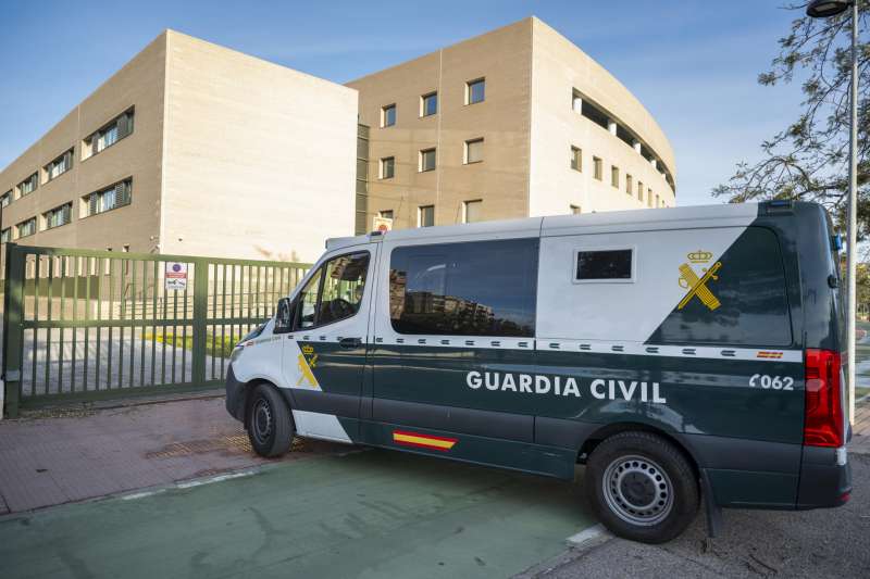 Imagen de archivo de un furgón de la Guardia Civil accediendo a la Ciudad de la Justicia de Castellón. EFE/Andreu Esteban/Archivo

