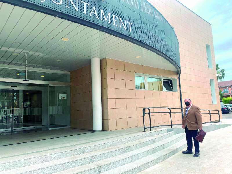 Sancho ante la puerta del ayuntamiento de Canet. EPDA