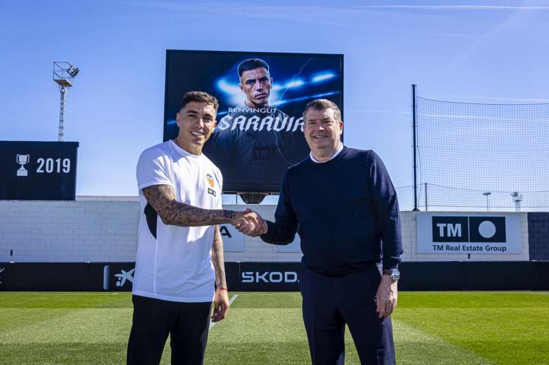 El nuevo jugador del Valencia CF Renzo Saravia le estrecha la mano al director deportivo del club Ron Gourlay. Foto cedida por el Valencia CF
