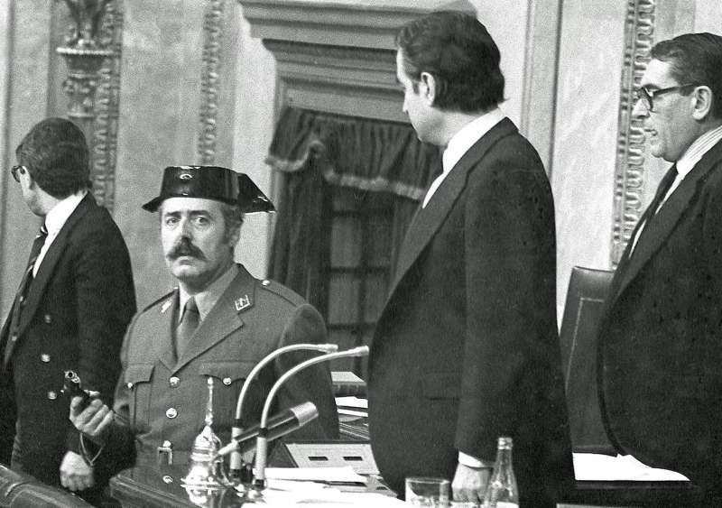 El teniente coronel Antonio Tejero irrumpe, pistola en mano, en el Congreso de los Diputados durante la segunda votación de investidura de Leopoldo Calvo Sotelo como presidente del Gobierno. EFE/Manuel H. de León.