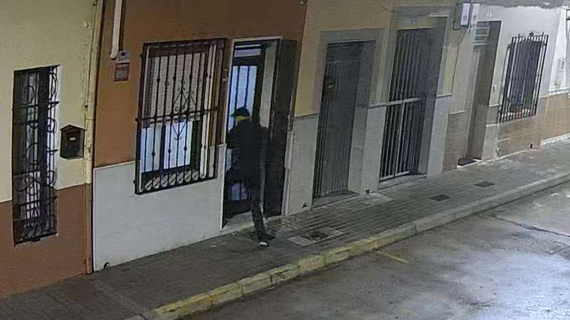 Imagen captada por las cámaras de seguridad de Polinyà del Xúquer. /EPDA