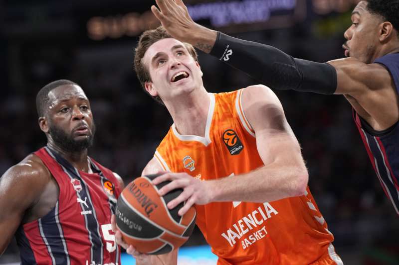 El ala-pivot estadounidense de Valencia Basket, Nathan Donald Reuvers (d), con el balón ante el defensor de Baskonia durante el encuentro de Euroliga que disputan este jueves Baskonia y Valencia Basket en el pabellón Fernando Buesa Arena de Vitoria. EFE / ADRIAN RUIZ HIERRO.
