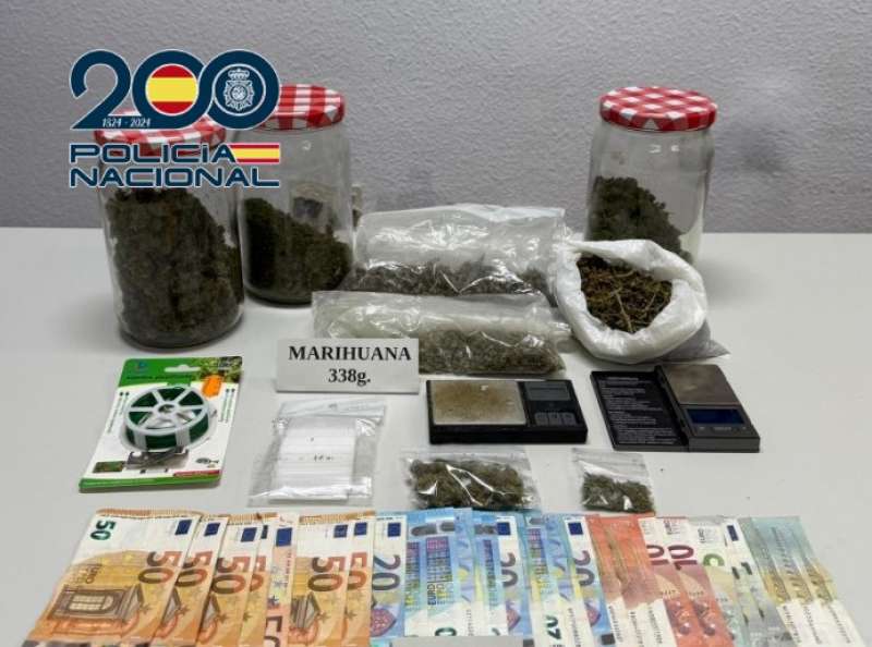 Material intervenido en la desarticulación de dos puntos de venta de droga en Gandia. / EPDA