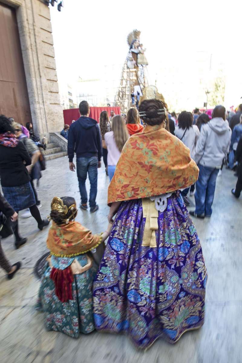 Imagen de archivo de una niña y su madre paseando por València en plenas Fallas. EFE/Manuel Bruque

