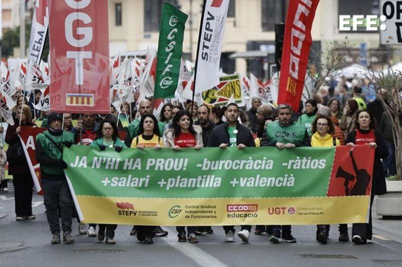 Manifestación convocada por Stepv, CSIF, CCOO y UGT para reclamar a la Conselleria de Educación un calendario de negociaciones sobre incremento salarial, reducción de ratios y burocracia, mejora de las infraestructuras, reversión de los recortes y mejora de la enseñanza en valenciano. EFE/Kai Forsterling
