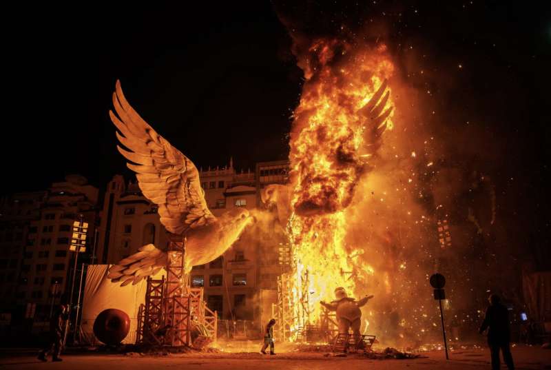 La falla municipal es consumida por el fuego durante la cremà de las Fallas 2024. EFE/Biel Aliño

