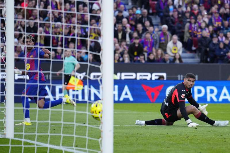 El delantero del Barcelona Lamine Yamal marca su tercer gol contra el Villarreal, durante el partido de la jornada 26 de LaLiga entre el Barcelona y el Villarreal, este sábado en el estadio Spotify Camp Nou en Barcelona.-EFE/ Alejandro García
