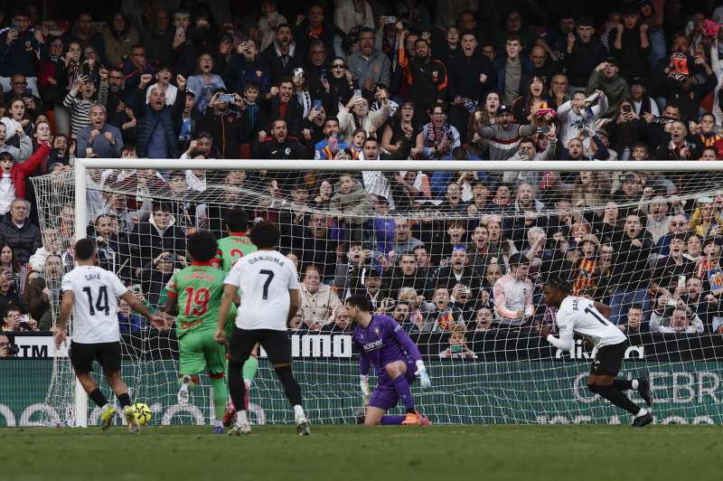 El centrocampista del Valencia Largie Ramazani marca gol de penalti conta Osasuna, durante el partido de la jornada 26 de LaLiga entre el Valencia y el Osasuna, este domingo en el estadio de Mestalla en Valencia.-EFE/ Biel Aliño
