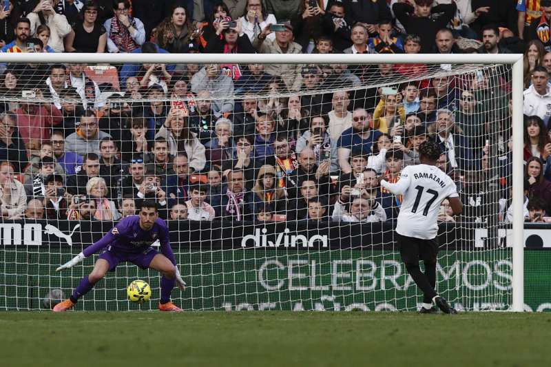 El centrocampista del Valencia Largie Ramazani marca gol de penalti conta Osasuna, durante el partido de la jornada 26 de LaLiga entre el Valencia y el Osasuna, en el estadio de Mestalla en Valencia.-EFE/ Biel Aliño
