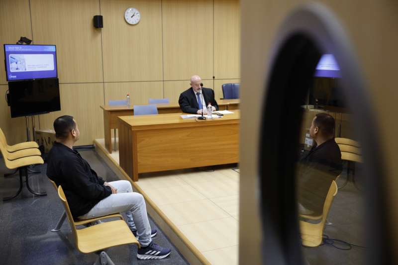 Lectura del veredicto del jurado popular contra el hombre acusado de asesinar en enero de 2024 al canónigo emérito de la catedral de Valencia. EFE/Ana Escobar

