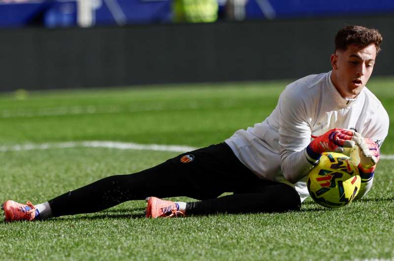 El portero del Valencia CF, Julen Agirrezabala durante el calentamiento del equipo antes de un partido. EFE/ Sergio Pérez / Archivo
