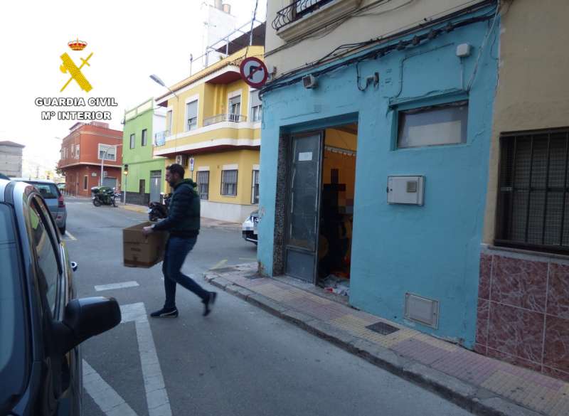 Actuación de la Guardia Civil en un punto de venta de drogas en Cullera. / EPDA