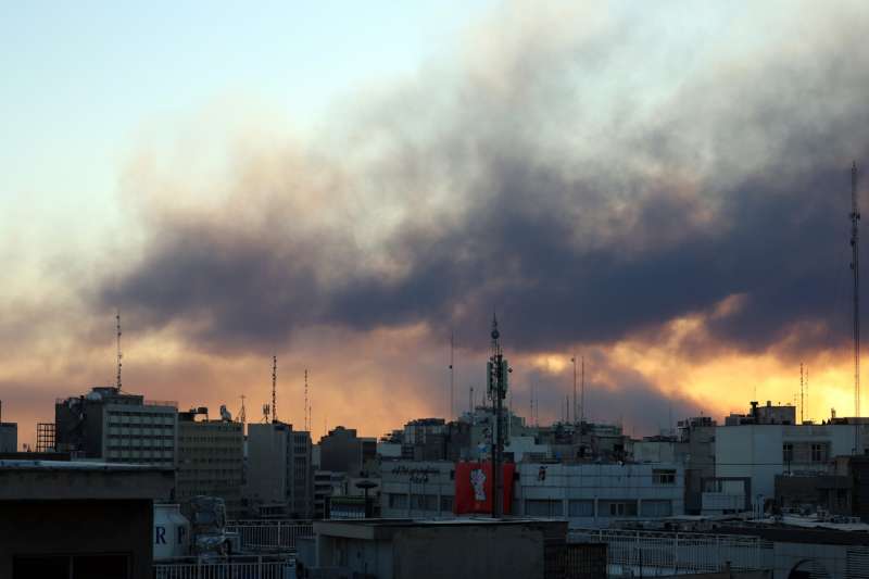 Humo sobre Teheran tras un nuevo ataque aéreo de Israel y Estados Unidos. EFE/EPA/ABEDIN TAHERKENAREH
