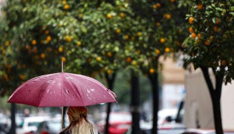 En la imagen, una persona camina bajo la lluvia en el centro de Valencia. EFE/Ana Escobar/Archivo

