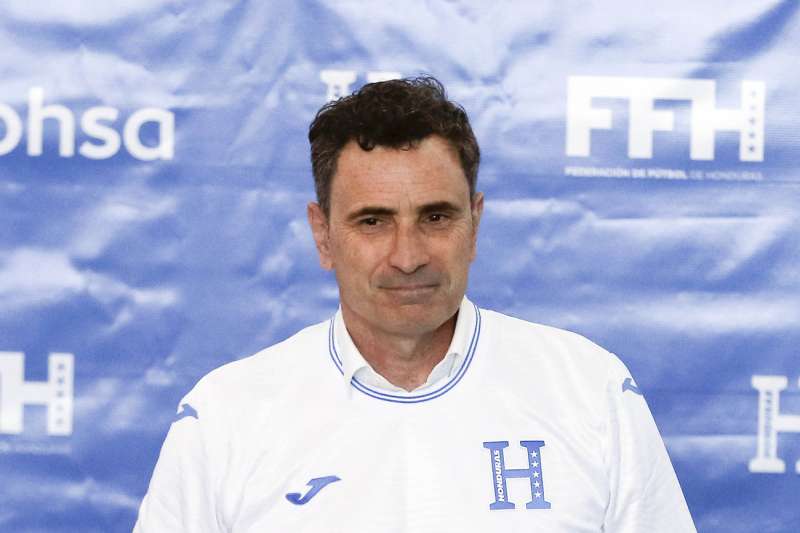 El exfutbolista español José Francisco Molina ha sido anunciado este martes en Tegucigalpa como nuevo seleccionador de Honduras con la mira puesta en la clasificación para el Mundial de 2030. EFE/ Gustavo Amador

