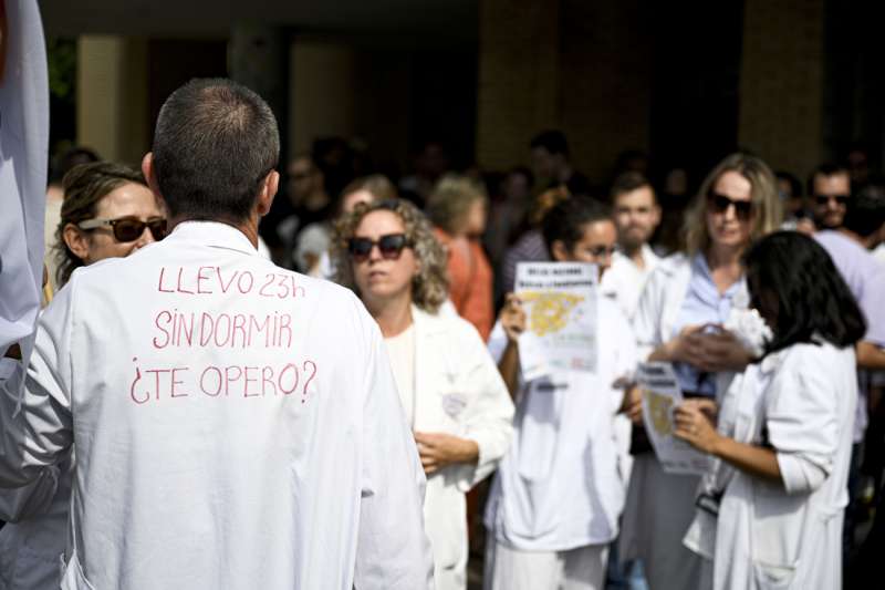 En la imagen, médicos que han participado en una protesta en Castellón. EFE/Andreu Esteban
