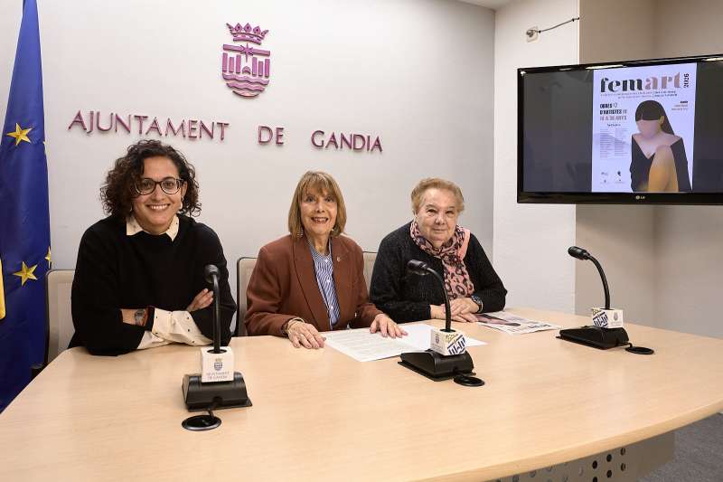 La regidora delegada de Participació Ciutadana, Liduvina Gil, acompanyada per l?organitzadora del projecte, Adriana Serlik, i la gerent del Palau Ducal dels Borja, Estela Pellicer. / EPDA