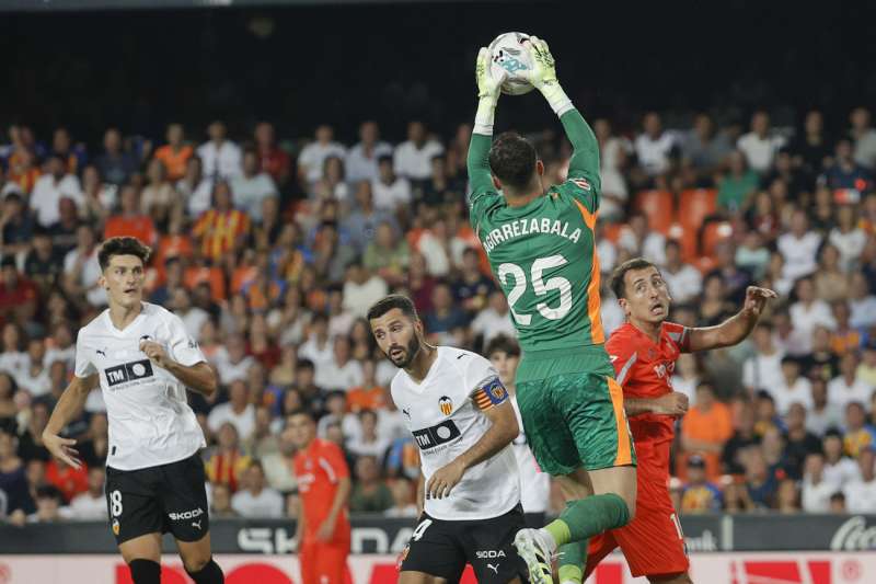 El guardameta del Valencia Julen Agirrezabala (c) atrapa un balón en un encuentro de LaLiga entre Valencia CF y Real Sociedad. EFE/ Manuel Bruque/Archivo
