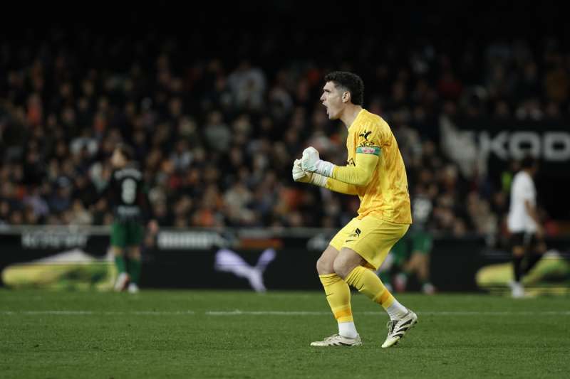 El guardameta argentino del Elche, Matias Dituro, durante un partido de LaLiga EA Sports . EFE/ Biel Aliño /Archivo
