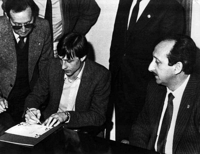 El jugador holandés Johan Cruyff firma su contrato por una temporada con el Levante UD en presencia del presidente del equipo, Francisco Aznar (d). EFE/ARCHIVO