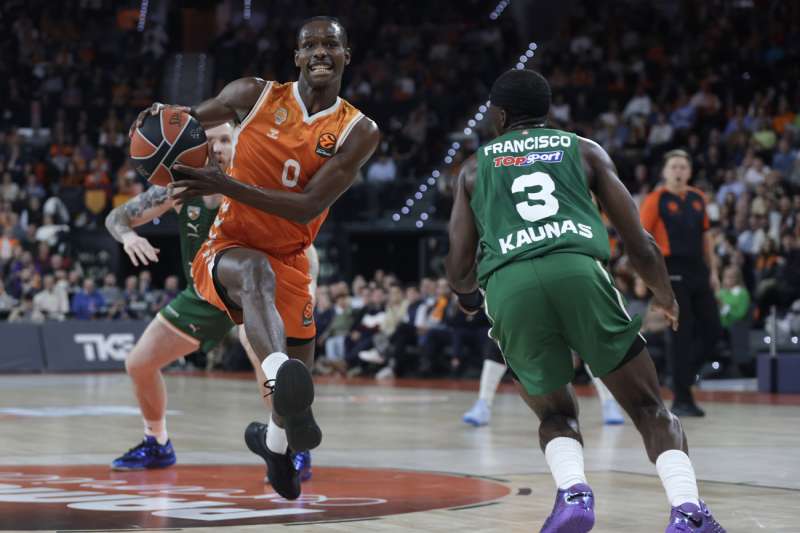 El jugador del Zalgiris Kaunas Sylvain Francisco (dcha) defiende ante el jugador del Valencia Basket Brancou Badio, durante el partido de la EuroLiga que Valencia Basket y Zalgiris Kaunas disputan este jueves en el pabellón Roig Arena de Valencia. EFE/Miguel Ángel Polo
