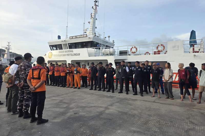 Integrantes de equipos de búsqueda de Indonesia en Labuan Bajo, isla de Flores (Indonesia).. EFE/ Noel Caballero
