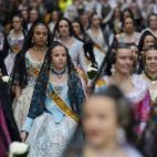 Imatge d'arxiu de falleres desfilant durant l'Ofrena de flors a la Verge dels Desemparats, l'acte més multitudinari i emotiu de les Falles de València.