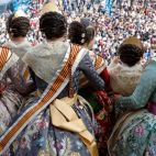 Falleras en el balcón del ayuntamiento de Valencia en plena semana de Fallas. Falleras en el balcón del ayuntamiento de Valencia en plena semana de Fallas.