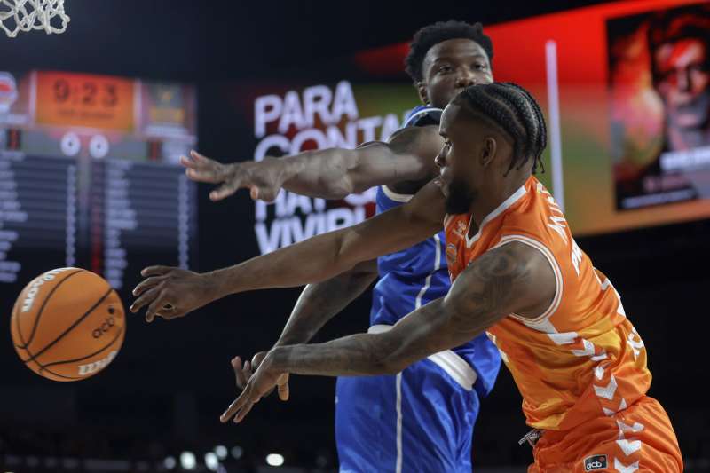 El escolta dominicano del Valencia Basket, Jean Montero (d) intenta superar al base estadounidense del UCAM Murcia David de Julius durante el partido de la jornada 21 de la Liga Endesa de baloncesto. / EFE