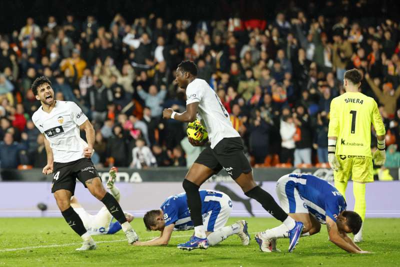 El defensa suizo del Valencia Eray Cömert (i) celebra su gol, segundo del equipo ché, durante el partido de la jornada 27 de LaLiga entre el Valencia CF y el Deportivo Alavés, este domingo en el estadio de Mestalla. EFE/ Ana Escobar

