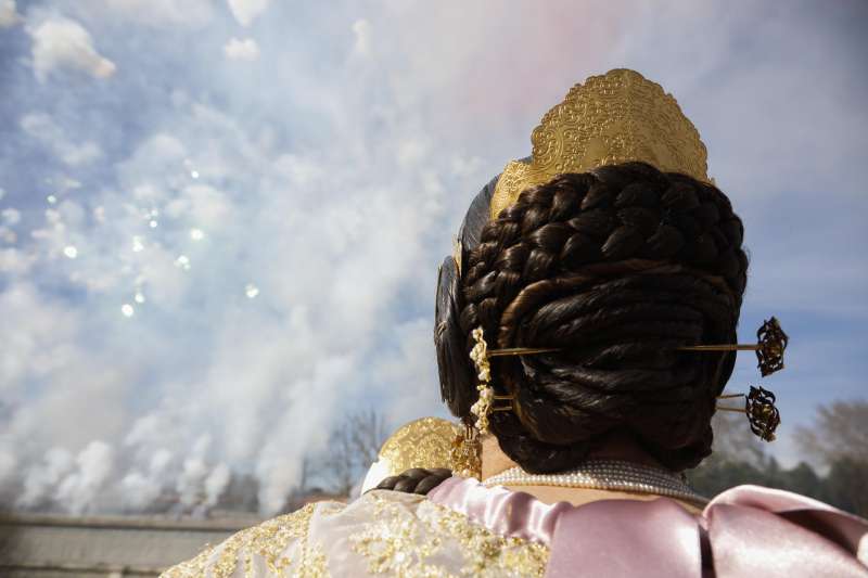 Detalle del peinado de una fallera durante una mascletà. EFE/David Fernández
