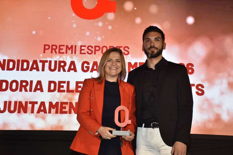Damián López (en la imagen a la derecha) junto a Pilar Bernabé durante la entrega de los III Premios El Periódico de Aquí en la ciudad de Valencia. /EPDA