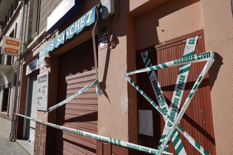 Vista del taller y de a casa familiar de la víctima, un hombre 49 años, al que su pareja, una mujer de 48 años, ha prendido fuego en la localidad valenciana de Chiva este viernes. Fuentes municipales han señalado que la víctima se encuentra ingresada en un hospital en estado "muy grave". EFE/ Kai Försterling
