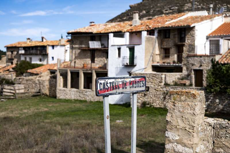 Vista general de Castell de Cabres, el pueblo más pequeño de la Comunitat Valenciana, donde vivir ofrece una experiencia única enmarcada en la exuberancia natural de la Tinença de Benifassà EFE/ Andreu Esteban