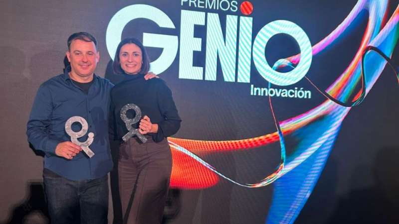 Jorge Cervera y Alba Guijarro, de Siberia, con el Premio GENIO. / EPDA