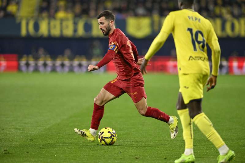 El defensa del Valencia José Gayá con el balón en un encuentro de Laliga EA Sports. EFE/ Andreu Esteban / Archivo
