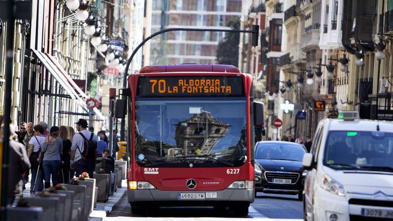Un autobús de la EMT en una calle de la ciudad de Valencia. / EPDA
