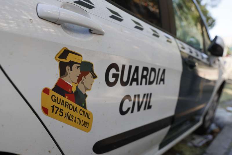  Coche de la Guardia Civil con el logotipo de la conmemoración del 175 aniversario de la Guardia Civil. EFE/Mariscal