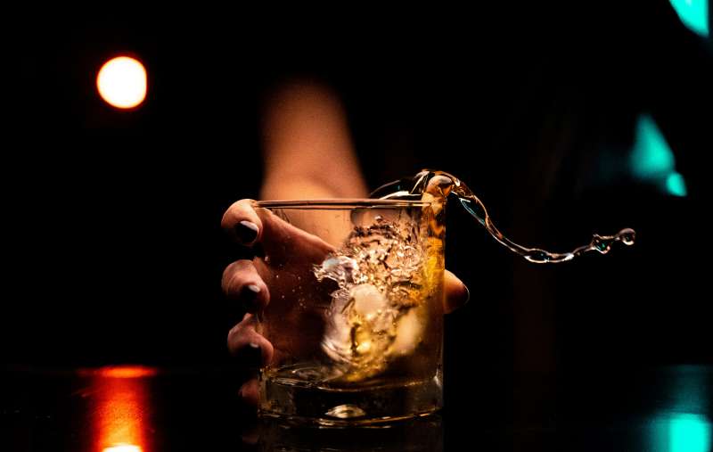 Los especialistas recuerdan que celebraciones multitudinarias pueden convertirse en el primer contacto con el alcohol para muchos menores./EPDA
