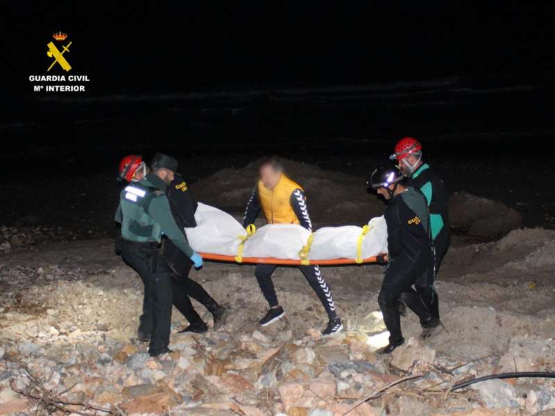 Traslado del cuerpo sin vida del hombre fallecido./ Guardia Civil