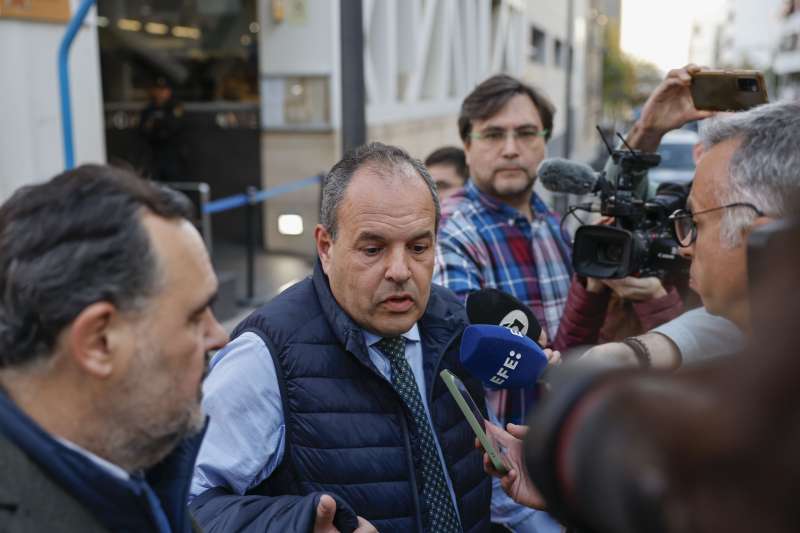 El presidente de la Cámara de Comercio de Alicante, Carlos Baño (c), ha quedado en libertad con cargos por los supuestos delitos de fraude de subvenciones y falsedad tras haber sido detenido este viernes en relación con irregularidades en unos bonos de consumo de los años 2022 y 2023. . EFE / Pablo Miranzo.