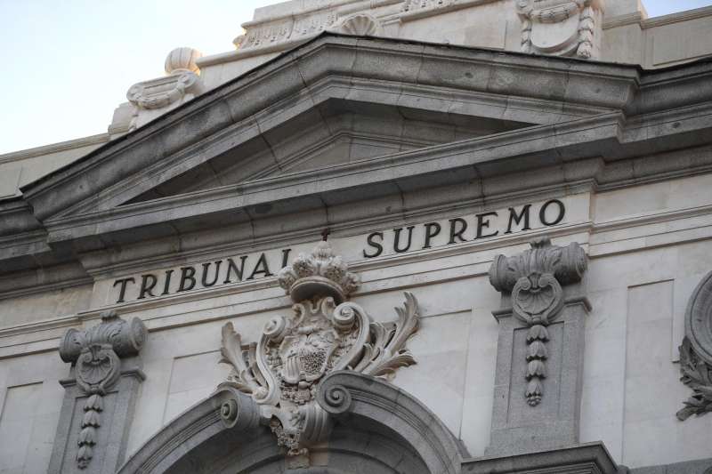 Imagen de archivo del detalle de la fachada del Tribunal Supremo. EFE/Javier Lizón
